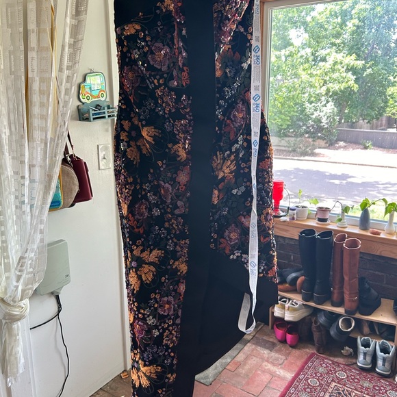 New never worn. Fits like a 10-12. Rengin dress. Size 44. - Picture 4 of 7